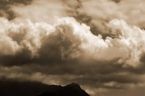 Vista Una Vetta Montagna Nuvole — Foto Stock