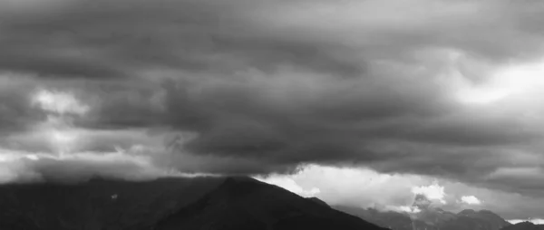 Vista Panoramica Una Montagna Oscurata Dalle Nuvole — Foto Stock