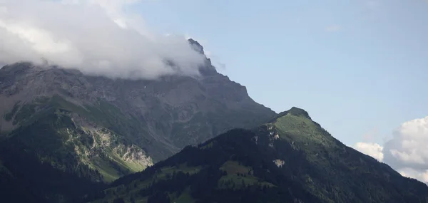 山脈と雲のある高山の風景 — ストック写真