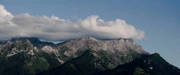 Alpine Landschaft Mit Bergkette Und Verdeckter Wolke Sommer — Stockfoto
