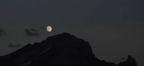 Nattlig Utsikt Över Bergstopp Med Fullmåne — Stockfoto