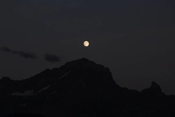 Місяць Над Вершиною Гори — стокове фото