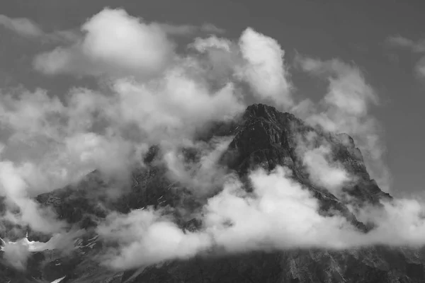 山頂付近の雲は — ストック写真