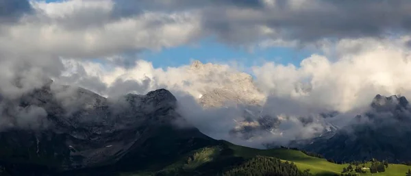 Гірські Вершини Схил Похмуру Літню Погоду — стокове фото