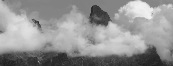 Vista Panoramica Una Vetta Montuosa Oscurata Dalle Nuvole — Foto Stock