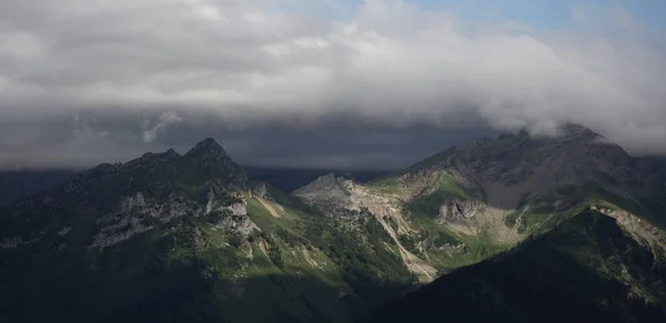 Dağ Tepeleri Bulutlarla Gizlenmiş — Stok fotoğraf