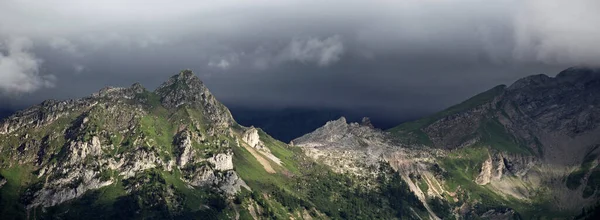 Vista Panorâmica Uma Paisagem Alpina Com Pico Montanha Verão — Fotografia de Stock