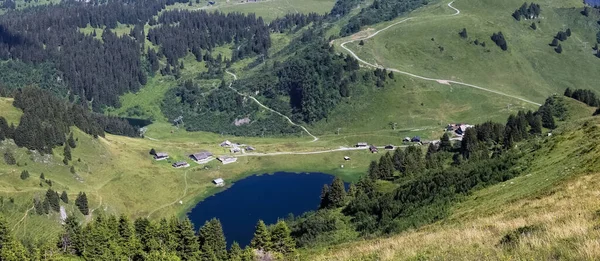 Uitzicht Een Bergmeer Vanaf Een Bergtop — Stockfoto