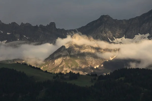 Paysage Alpin Avec Nuages Bas Coucher Soleil — Photo