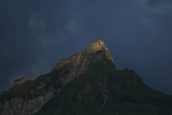 日没時の山頂 ストック画像