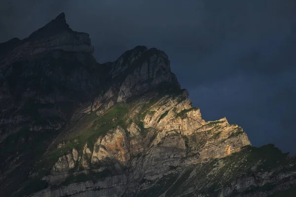 日没時の山頂 ロイヤリティフリーのストック写真