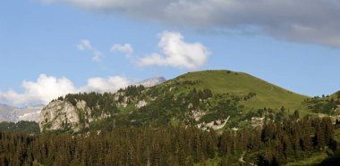 Yaz zamanı bulutlu dağ manzarası