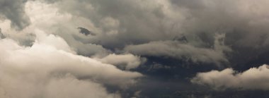 Dağlar bulutlarla gizlenmiş