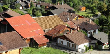 Dağlık bir köyde çatı manzarası