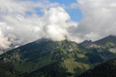Yazın bulutlu Alp manzarası