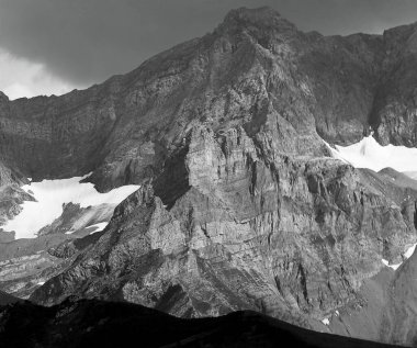 b & w kar parçalı bir dağ duvarı görüntüsü