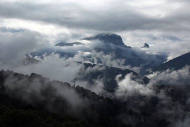 Bulutlar tarafından gizlenmiş bir sıradağ manzarası