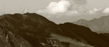 Dağların ve bulutların panoramik görüntüsü