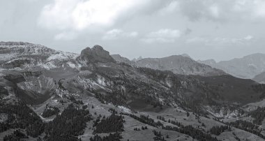 Yazın dağlık bir arazi.