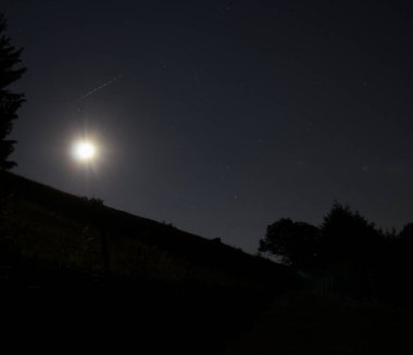 Ay ışığında dağ yamacı