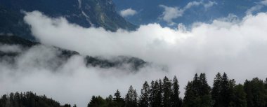 Alp Vadisi 'nde bulut oluşumları