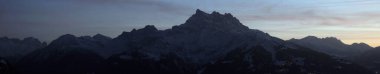 Gün batımında bir dağın panoramik görüntüsü