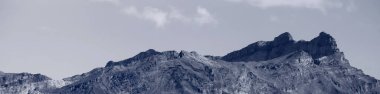 bir dağın tepesinin panoramik görüntüsü