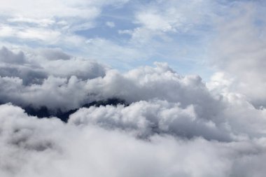 Bulutlarla kaplanmış bir dağ manzarası