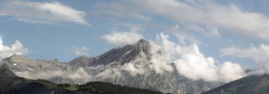 Yazın dağlı ve bulutlu alp manzarası