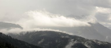 Alp manzarası sisli havada