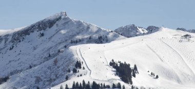 Kışın bir dağ manzarası