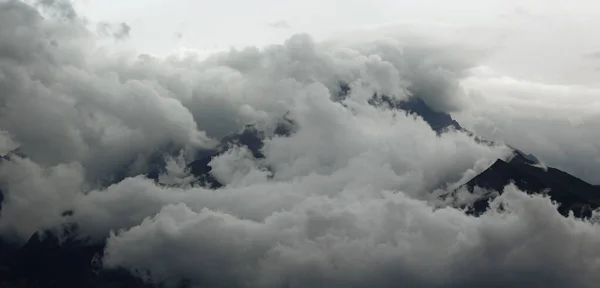 Montagna Oscurata Dalle Nuvole — Foto Stock