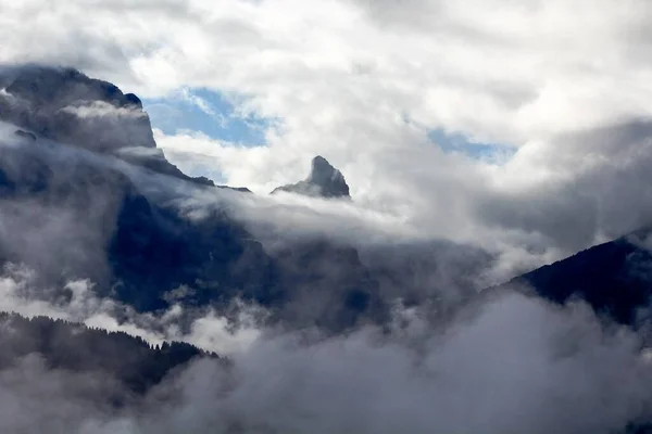 Vista Una Montaña Oscurecida Por Nubes —  Fotos de Stock