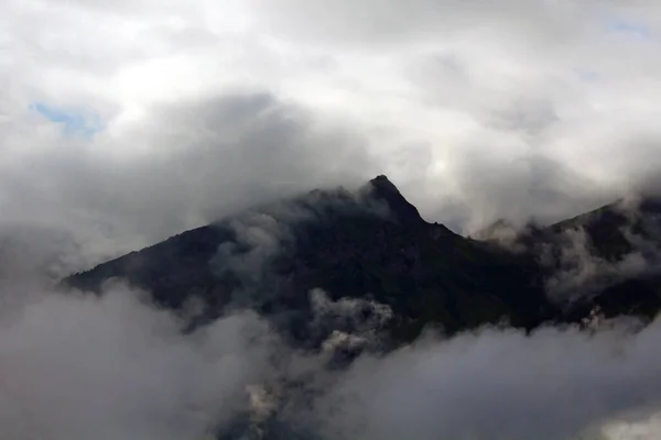 雲に覆われた山の眺め — ストック写真