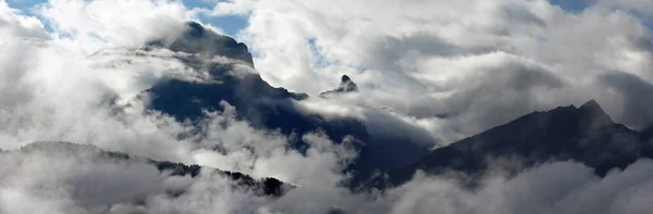 Vista Una Montagna Oscurata Dalle Nuvole — Foto Stock