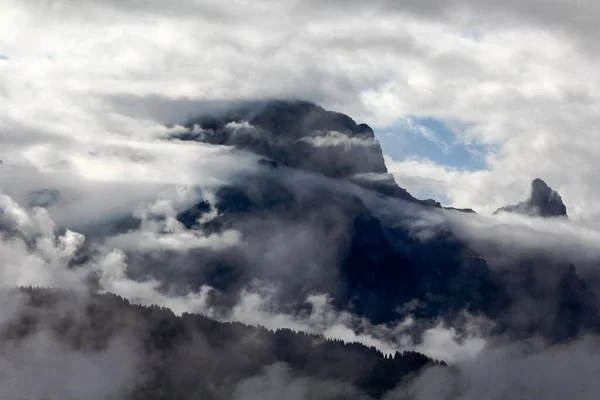 山顶被云彩遮掩的景象 — 图库照片