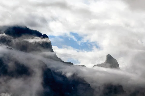 Вид Гірський Пік Затемнений Хмарами — стокове фото