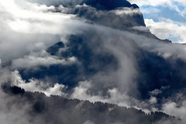 Vista Pico Montaña Oscurecido Por Nubes —  Fotos de Stock