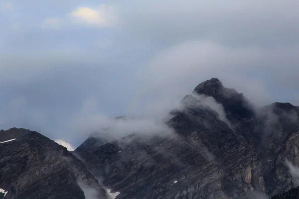 雲が見えない高山岩の形成の詳細 — ストック写真