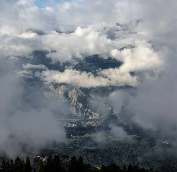 Utsikt Över Alpin Dal Molnigt Väder — Stockfoto