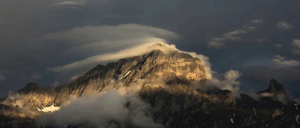 日没時の山と雲 — ストック写真