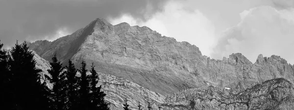 Alpské Scenérie Munainem Stromy — Stock fotografie