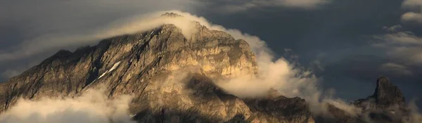 Berggipfel Bei Sonnenuntergang — Stockfoto