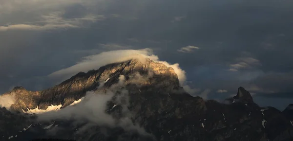 Montagna Nuvole Alla Luce Del Tramonto — Foto Stock