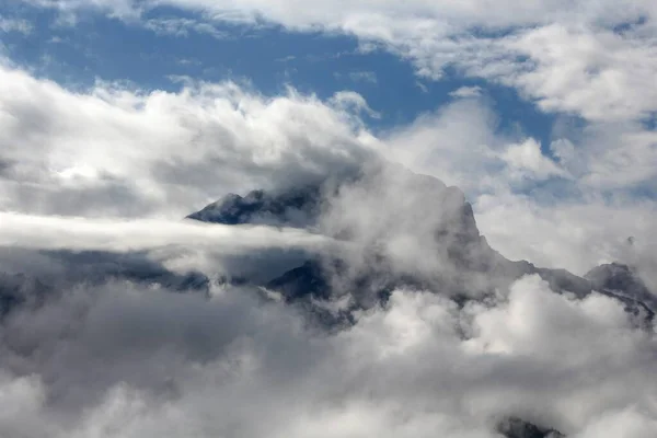俯瞰云彩覆盖的山顶 — 图库照片