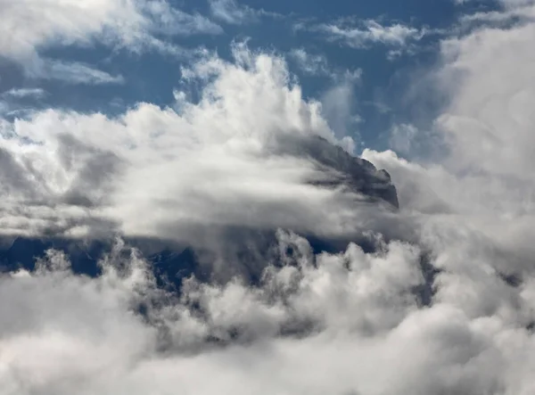 Vue Sommet Montagne Couvert Nuages — Photo