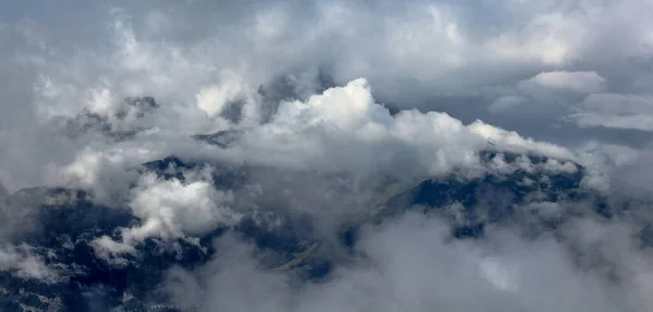 Vista Una Vetta Coperta Nuvole — Foto Stock