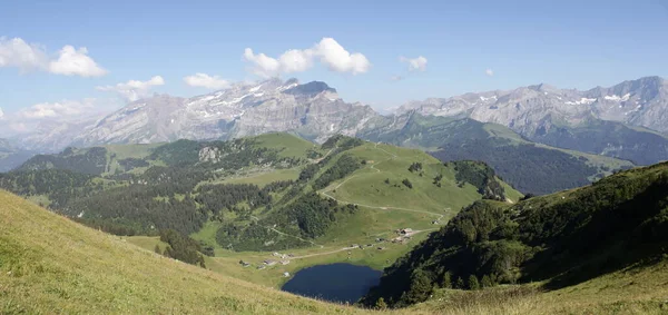 Panorámás Alpesi Táj Hegyi Lejtővel Tóval — Stock Fotó