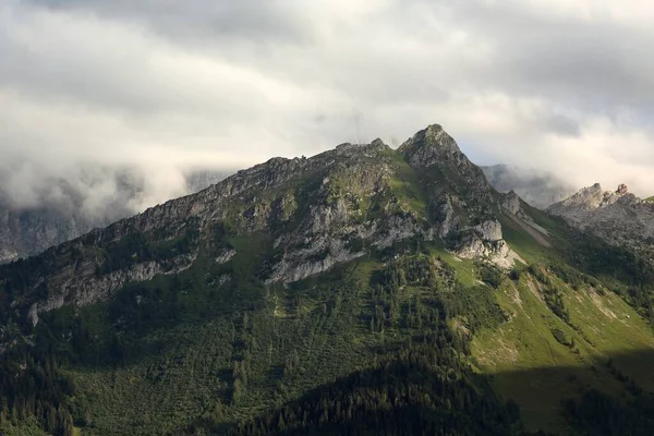 夏は雲に覆われた高山の風景 — ストック写真