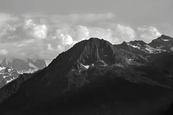 Uitzicht Een Berg Wolken — Stockfoto